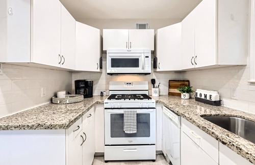 Neartown Apartment | 1718 Fairview 2KING/1BA Bottom Apt Duplex Pets Ok!n10 FURNISED APARTMENTS ONSITE