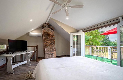 Chester House | 1786 Farm Cottage Honeymoon Suite Renovated 2022