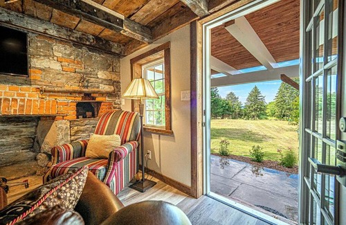 Chester House | 1786 Farm Cottage Honeymoon Suite Renovated 2022