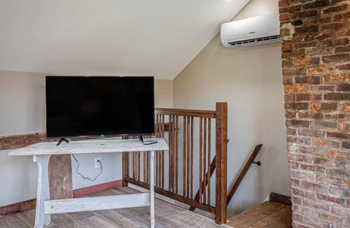 Chester House | 1786 Farm Cottage Honeymoon Suite Renovated 2022