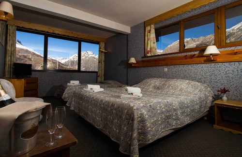 Puy-Saint-Vincent Hotel | 18 Rooms & Shared Living Room at Ski Slopes; Perfect for Families and Groups