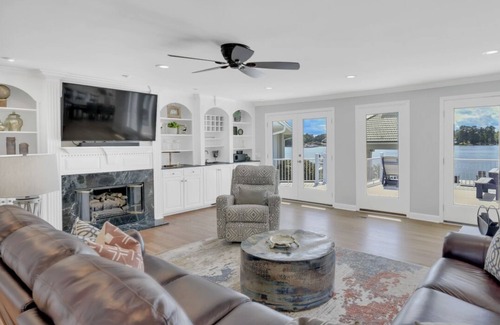 Lake Murray of Richland House | 18 SANDALS is a luxurious Lake Murray getaway with optional boat rental