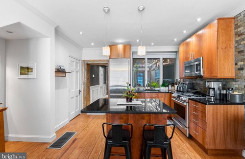 Old City Condo | 180 years old antique house. This Is it great in olde city