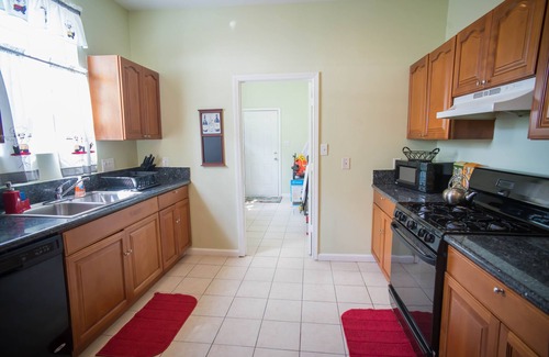 Broadmoor House | 1800 sf Townhome - Minutes to Everything in Town