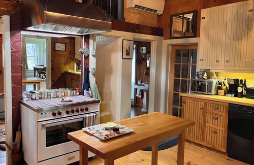 Bristol House | 1830's farmhouse in historic Bristol. Feb to mid-April, 35% off for 28 days