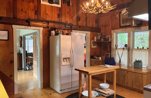 Bristol House | 1830's farmhouse in historic Bristol. Feb to mid-April, 35% off for 28 days