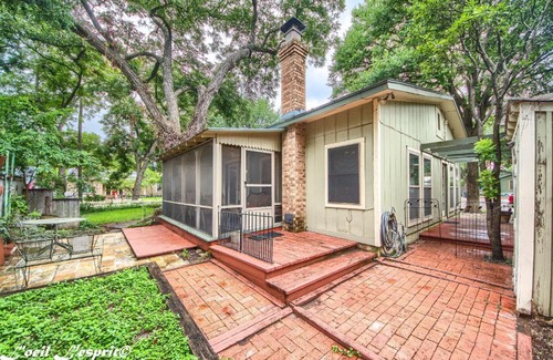 New Braunfels House | 1880 Market Plaza Haus TS 360