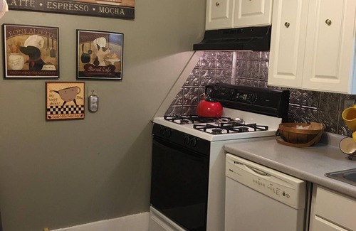 East of Broadway Cottage | 1882 Carriage House In The Heart Of The City!