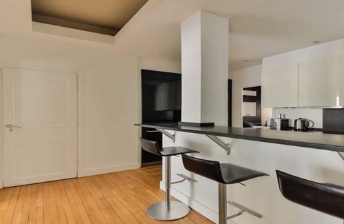 Faubourg-du-Roule Apartment | 19 Ave Hoche -90m² Full Concierge/Stunning Views- Modern & Crisp!