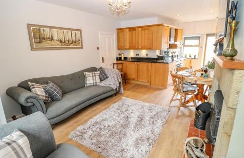 Holmfirth House | 19 The Village
