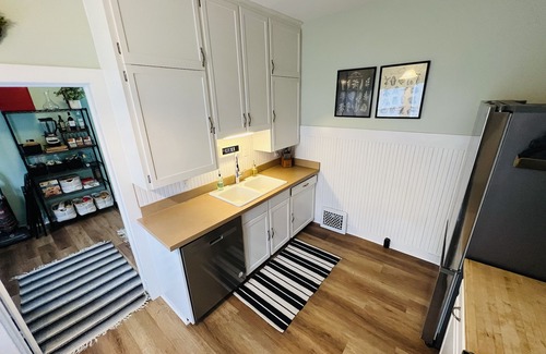 Charlevoix House | 1900s Historical Downtown Home/1st Floor Master-Suite/4BR/Private Driveway