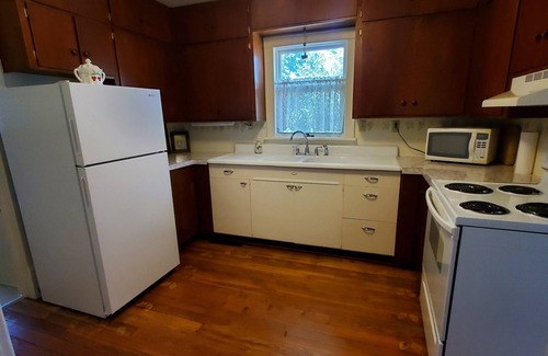 Wa Keeney Cottage | 1906 Cottage Garden - Halfway between Denver & Kansas City - No Cleaning Fee!