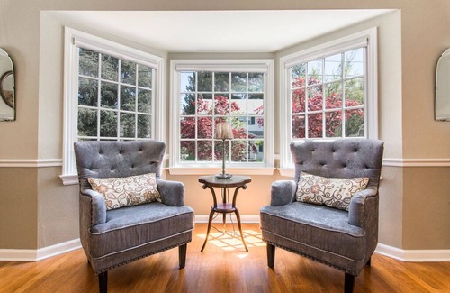 McMinnville House | 1939 Vintage House~Linfield/Historic Downtown, Outdoor Fireplace, Dog-Friendly