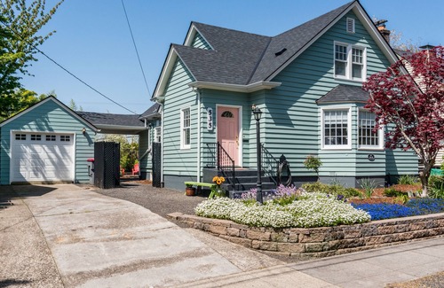 McMinnville House | 1939 Vintage House~Linfield/Historic Downtown, Outdoor Fireplace, Dog-Friendly