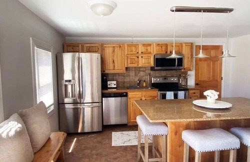 South Burlington House | 1954 upper unit · Warm & Welcoming 5-bedroom Home, South Burlington