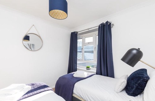 Crawley City Centre House | 19A The Broadwalk - Cozy 1BR in the Heart of Crawley near GATWICK Airport great for contractors and flight crew students