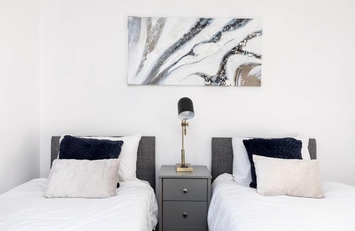 Crawley City Centre House | 19A The Broadwalk - Cozy 1BR in the Heart of Crawley near GATWICK Airport great for contractors and flight crew students