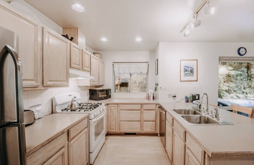 Glacier Cabin | 19MBR - Hot Tub - Sauna - BBQ - Pets Ok - WiFi - Sleeps 10 by RedAwning