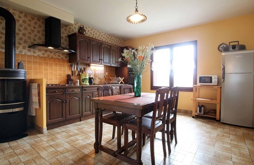 Frugieres-le-Pin Cottage | 19th-century farmhouse with fireplace near Doulon gorges