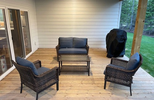 Lac du Bonnet Cottage | 19TH HOLE on the 13th of Granite Hills, HOT TUB large luxury cabin, Sleeps 14+