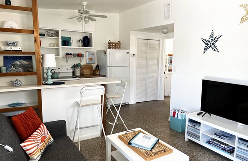 Cocoa Beach Cottage | 1B/1B 2 blocks the Beach, near downtown Cocoa Beach