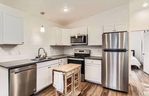 Aloha Apartment | 1Bd close to Nike, Intel & Train