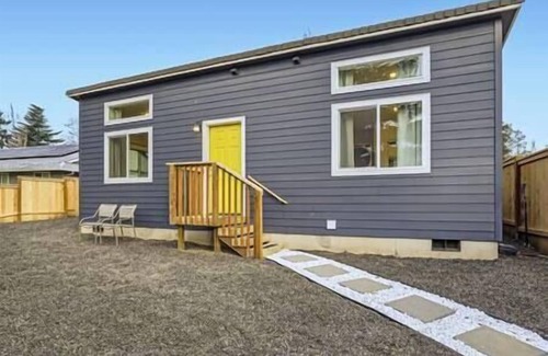 Aloha Apartment | 1Bd close to Nike, Intel & Train