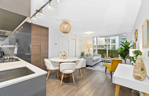 Chinatown Apartment | 1BD Downtown Vancouver Condo with Free Parking