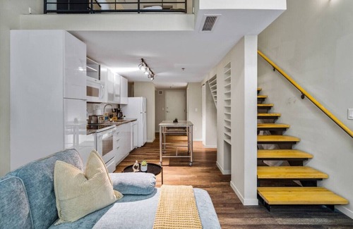 Central Business District Apartment | 1Bed/1.5Bath Gym+Pool, Stadium.