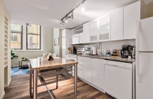 Central Business District Apartment | 1Bed/1.5Bath Gym+Pool, Stadium.