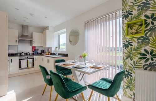 Hemel Hempstead Apartment | 1BED | 1BATH * Great Views* Free WI-FI * Parking