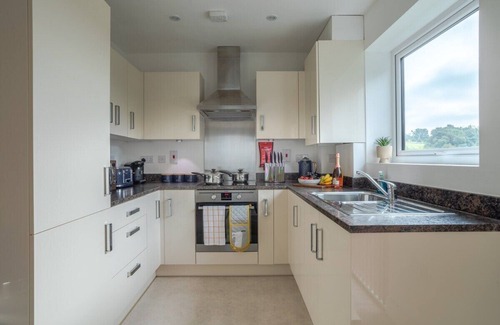 Hemel Hempstead Apartment | 1BED | 1BATH * Great Views* Free WI-FI * Parking