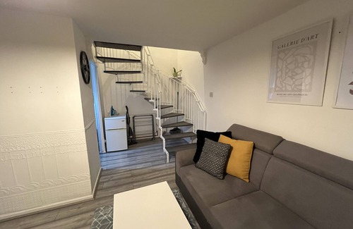 Seisdon House | 1Bed House with Driveway