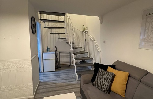 Seisdon House | 1Bed House with Driveway