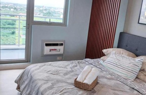 San Fernando Apartment | 1BEDROOM Unit at Azure north With Netflix up to 6PAX