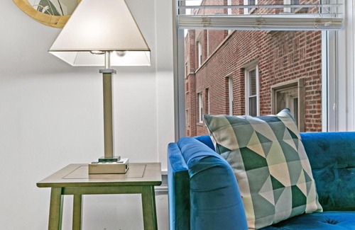 Rogers Park Apartment | 1BR Apartment in Rogers Park with King Bed - Lunt 2E