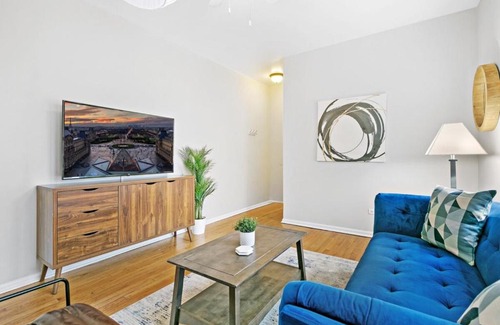 Rogers Park Apartment | 1BR Apartment in Rogers Park with King Bed - Lunt 2E