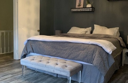 Carnegie Apartment | 1BR/apt. 15min from downtown, 20 to the airport!