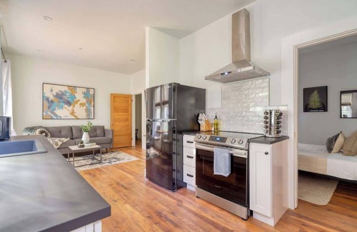 Uptown Apartment | 1BR Boutique Flat Prime NW Location