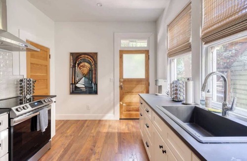 Uptown Apartment | 1BR Boutique Flat Prime NW Location