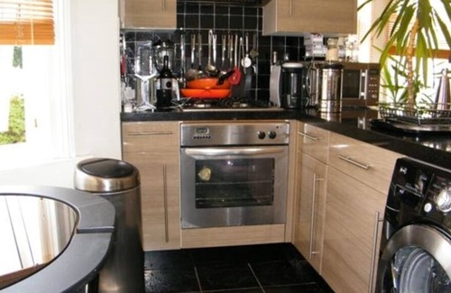 Hove Apartment | 1BR Gr Floor Apt inc Front Garden+Rear Patio by Hove Station+Park WiFi CarPark*
