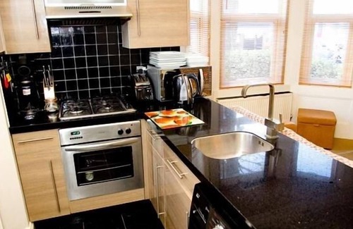Hove Apartment | 1BR Gr Floor Apt inc Front Garden+Rear Patio by Hove Station+Park WiFi CarPark*