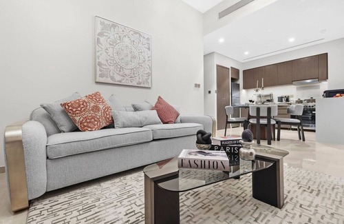 Downtown Dubai Apartment | 1BR in Downtown Dubai | Walk to Mall, Metro, and Fountains