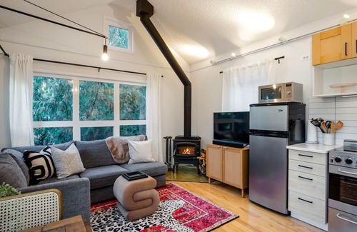 Whistler Creekside Condo | 1BR + Loft | Gondola Village - Creekside | Amazing Patio w/View | Near Gondola | Free Parking