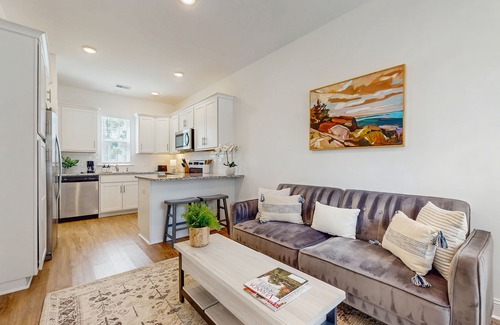 Goose Creek House | 1BR loft in Pet Friendly Resort w/pool, hot tub & parks