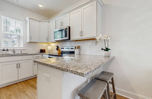 Goose Creek House | 1BR loft in Pet Friendly Resort w/pool, hot tub & parks