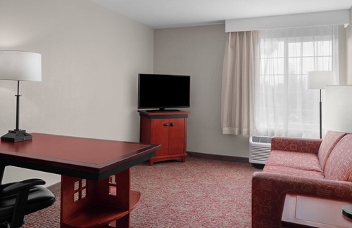 The East Side Hotel | 1BR Suite Near SF – Kitchen, DVD Library & Fresh Cookies!