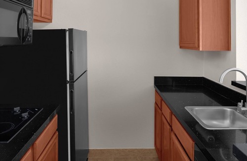 The East Side Hotel | 1BR Suite Near SF – Kitchen, DVD Library & Fresh Cookies!