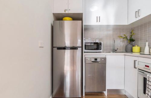 Hawthorn Apartment | 1BR w FREE Parking! Near Swinburne University