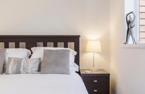 Hawthorn Apartment | 1BR w FREE Parking! Near Swinburne University
